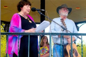 Carol Obertubbesing introduces Bill Staines during the 2016 Woodstock Folk Festival (Photo: Sandra South)